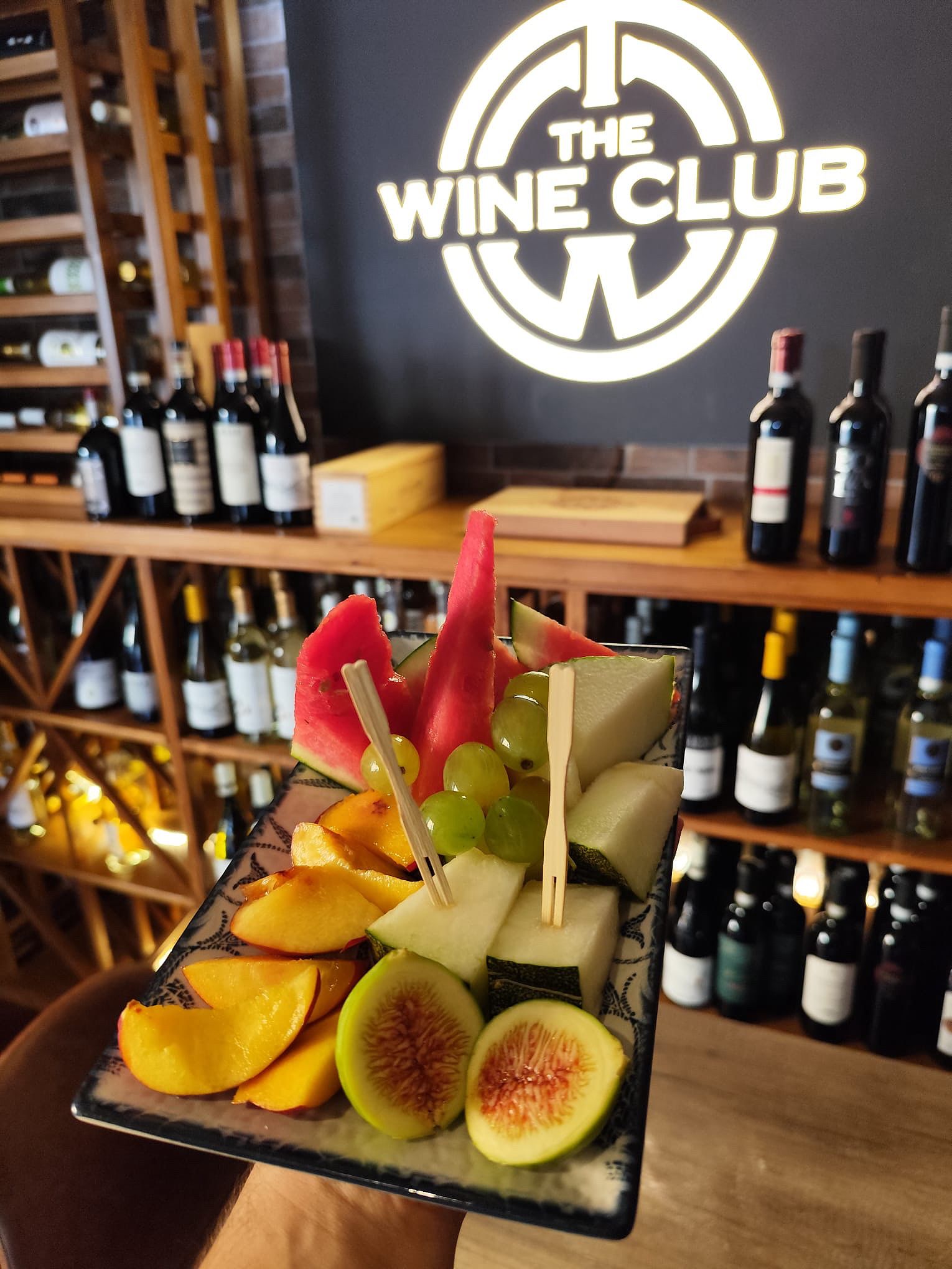 Dettaglio grafico con frutta e logo del wine club